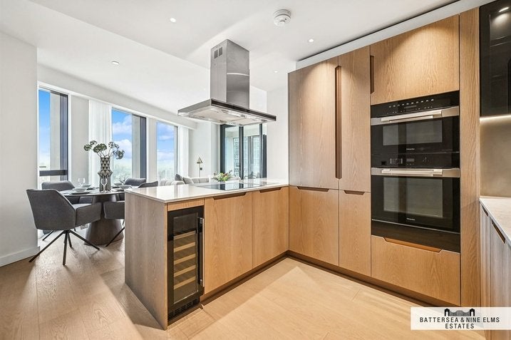 Flat Carnation Way in Greater London