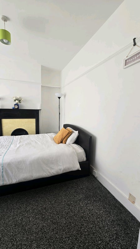 Room Saxon Road in Greater London