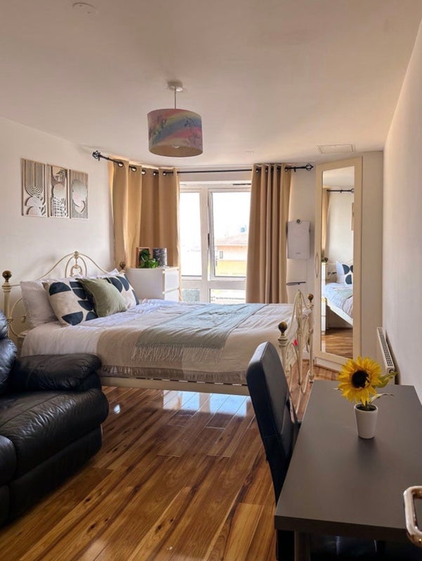 Room Newport Avenue in Greater London