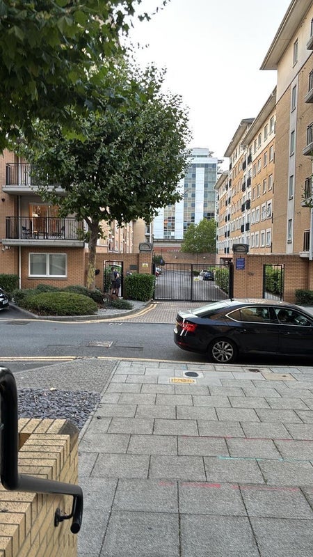 Room Newport Avenue in Greater London