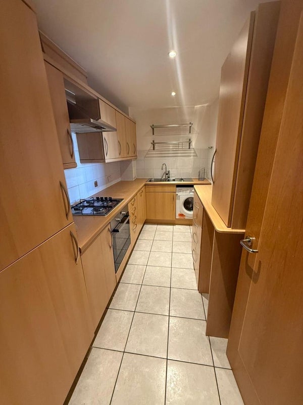 Room Newport Avenue in Greater London
