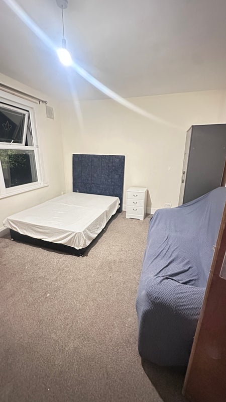 Room Buxton Road in Greater London