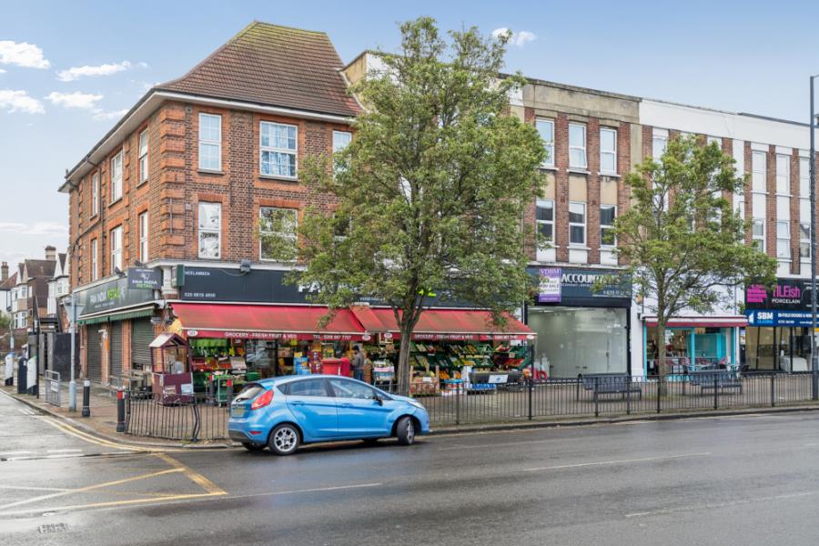 Flat Kenton Road in Greater London