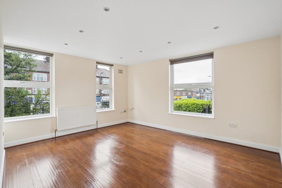 Flat Kenton Road in Greater London