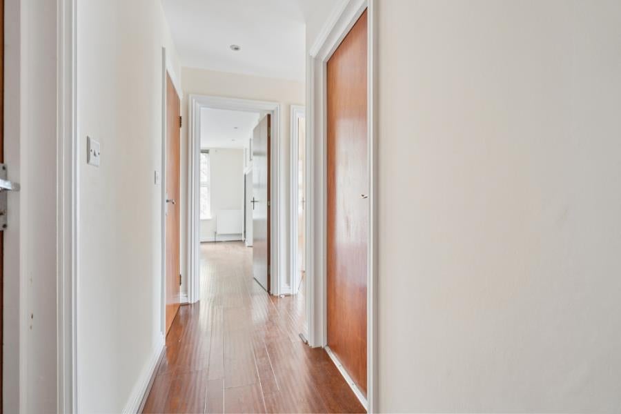 Flat Kenton Road in Greater London