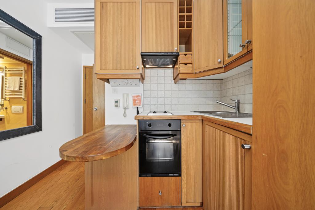 Flat Cartwright Gardens in Greater London