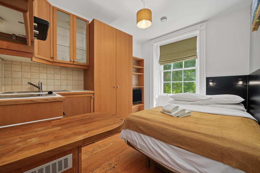 Flat Cartwright Gardens in Greater London