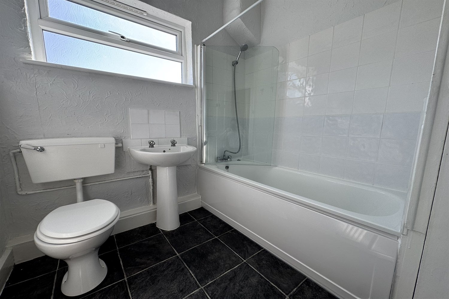 Flat Wenham Drive in Southend-on-Sea