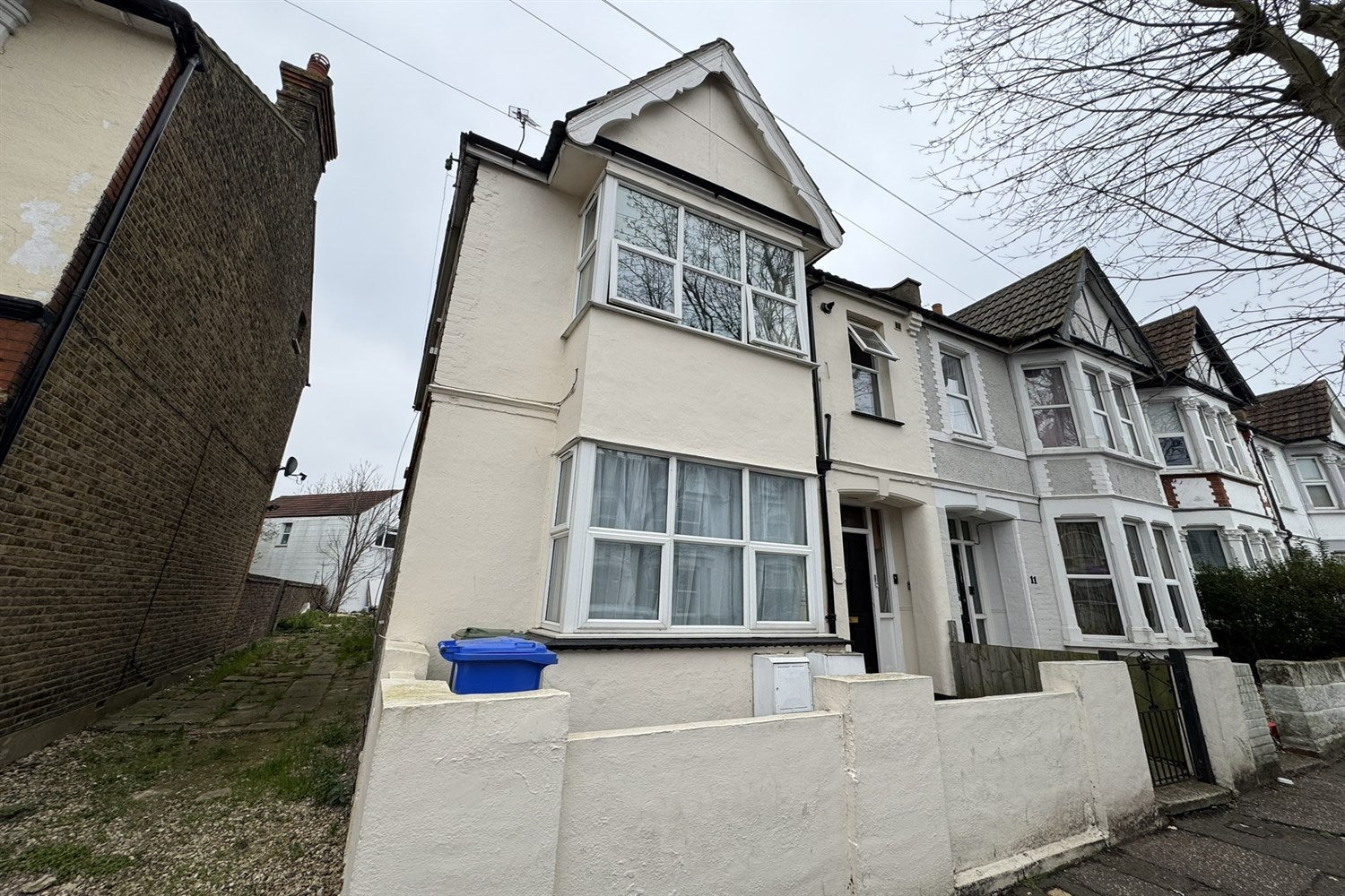Flat Wenham Drive in Southend-on-Sea