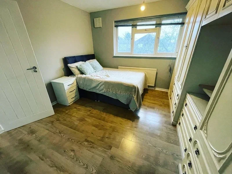 Room South Park Way in Greater London