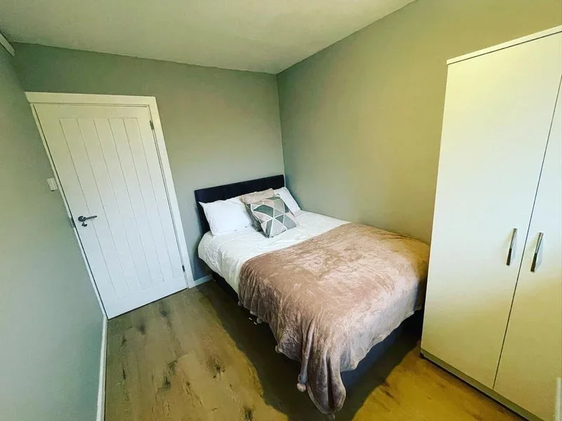 Room South Park Way in Greater London
