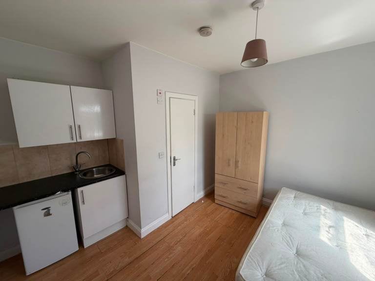 Flat Malton Street in Greater London