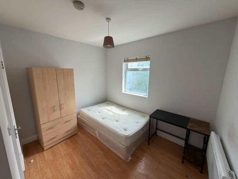 Flat Malton Street in Greater London