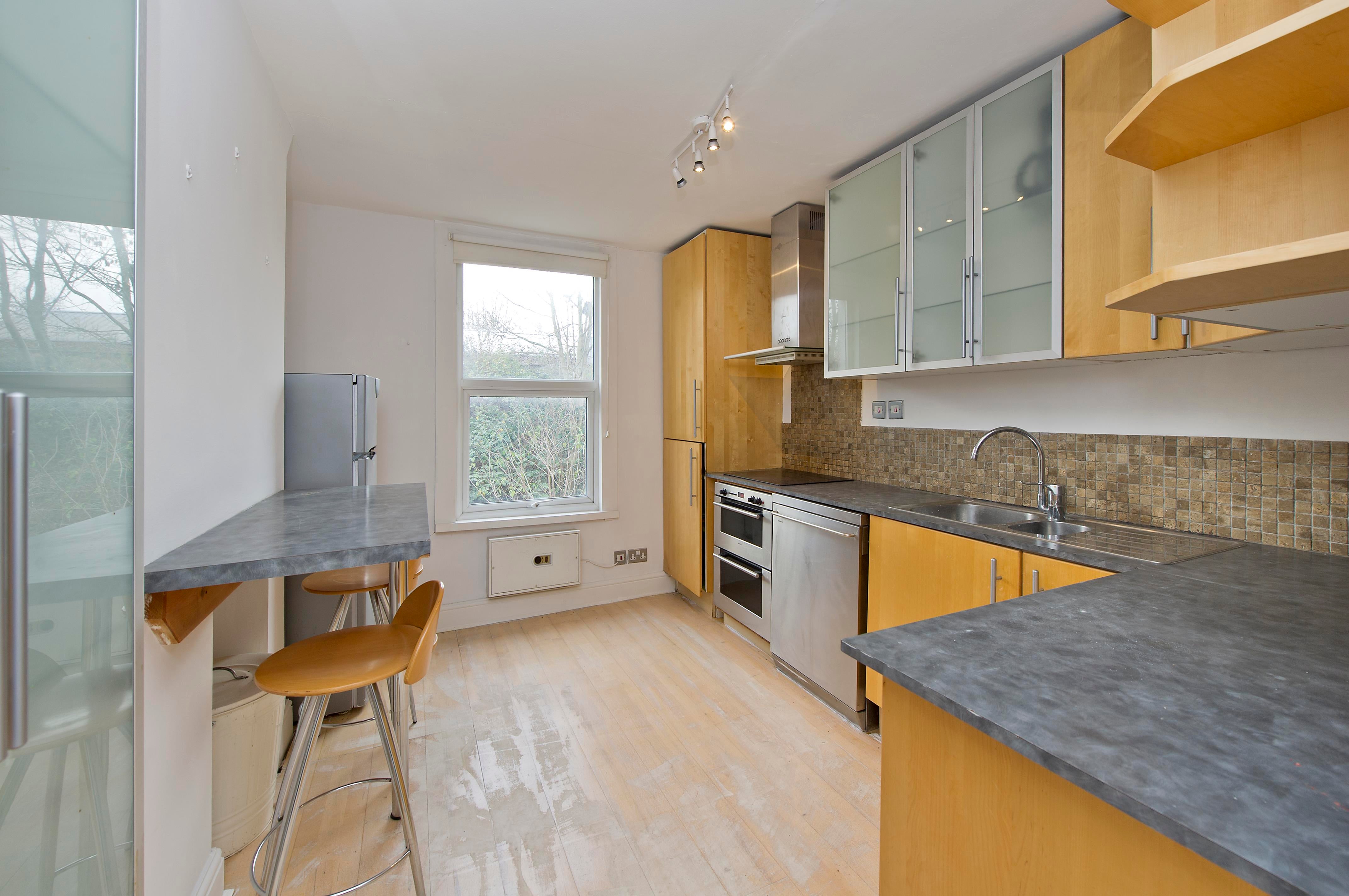 Flat Bracewell Road in Greater London