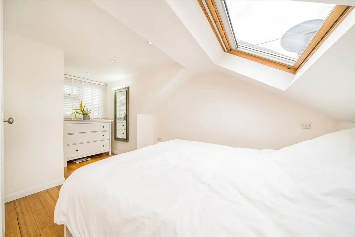 Flat Montague Road in Greater London