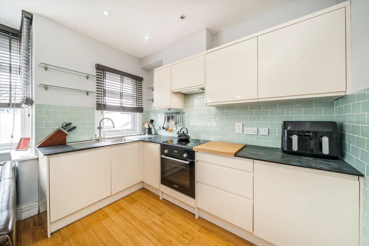 Flat Montague Road in Greater London