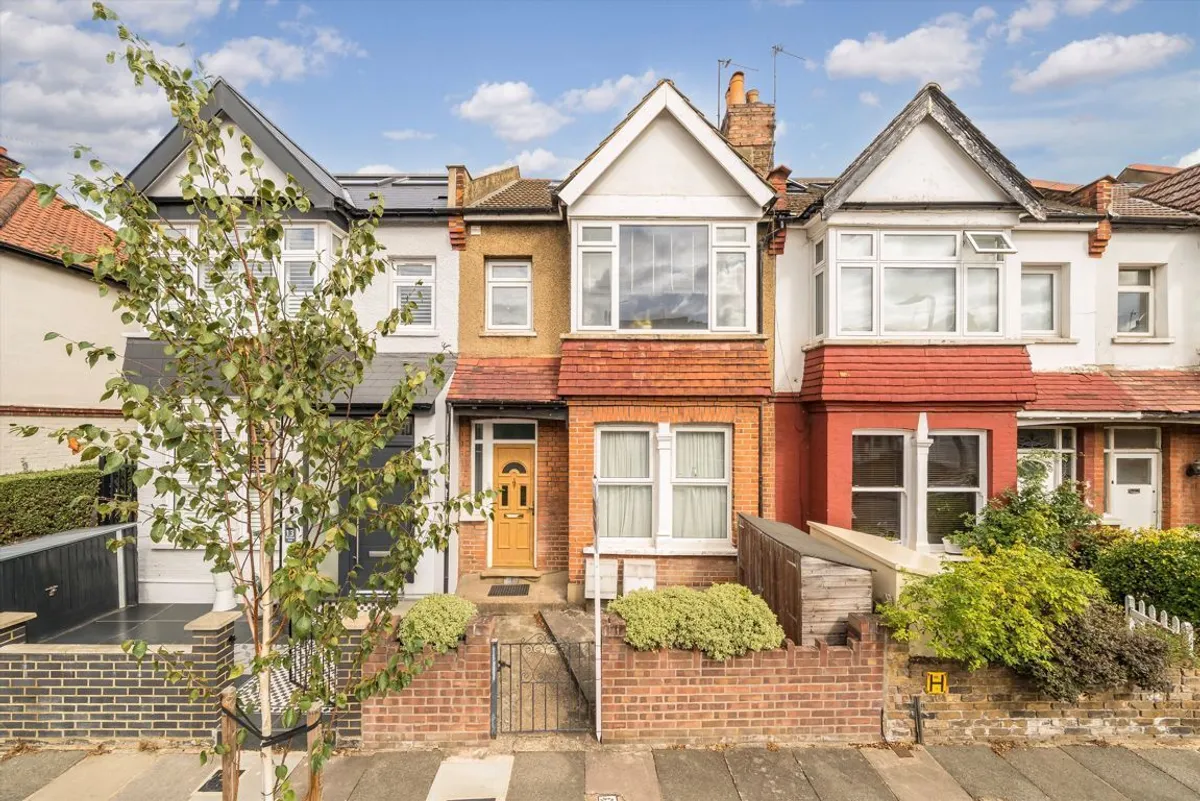 Flat Montague Road in Greater London