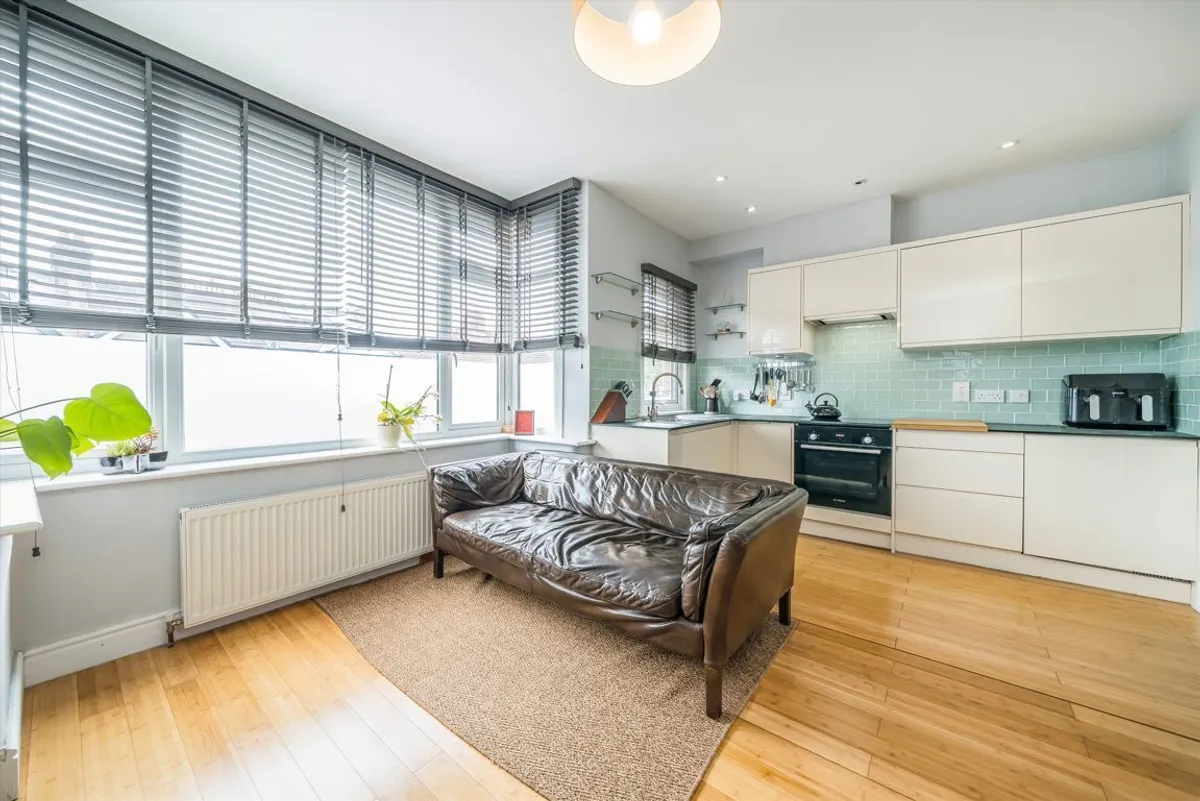 Flat Montague Road in Greater London