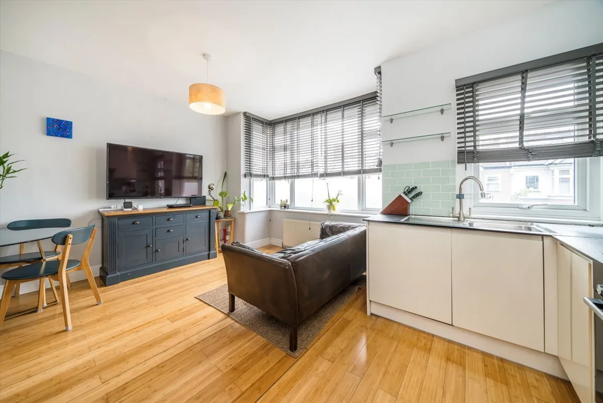 Flat Montague Road in Greater London