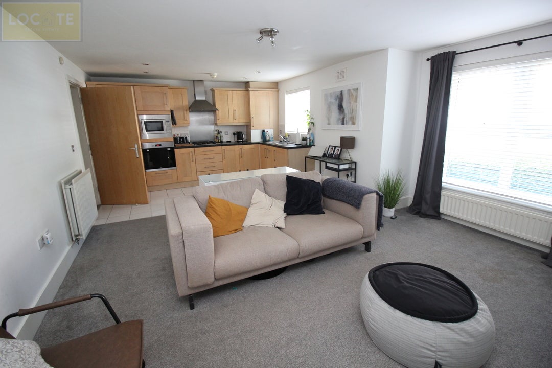 Flat Roe Green Loopline in Salford