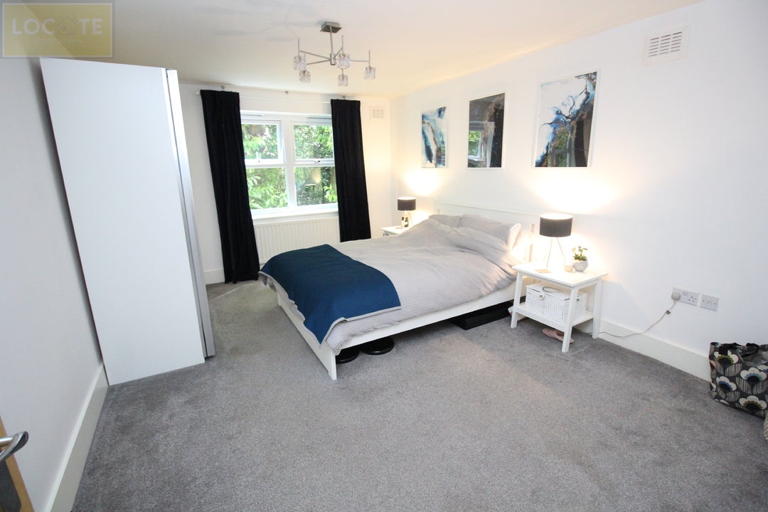 Flat Roe Green Loopline in Salford