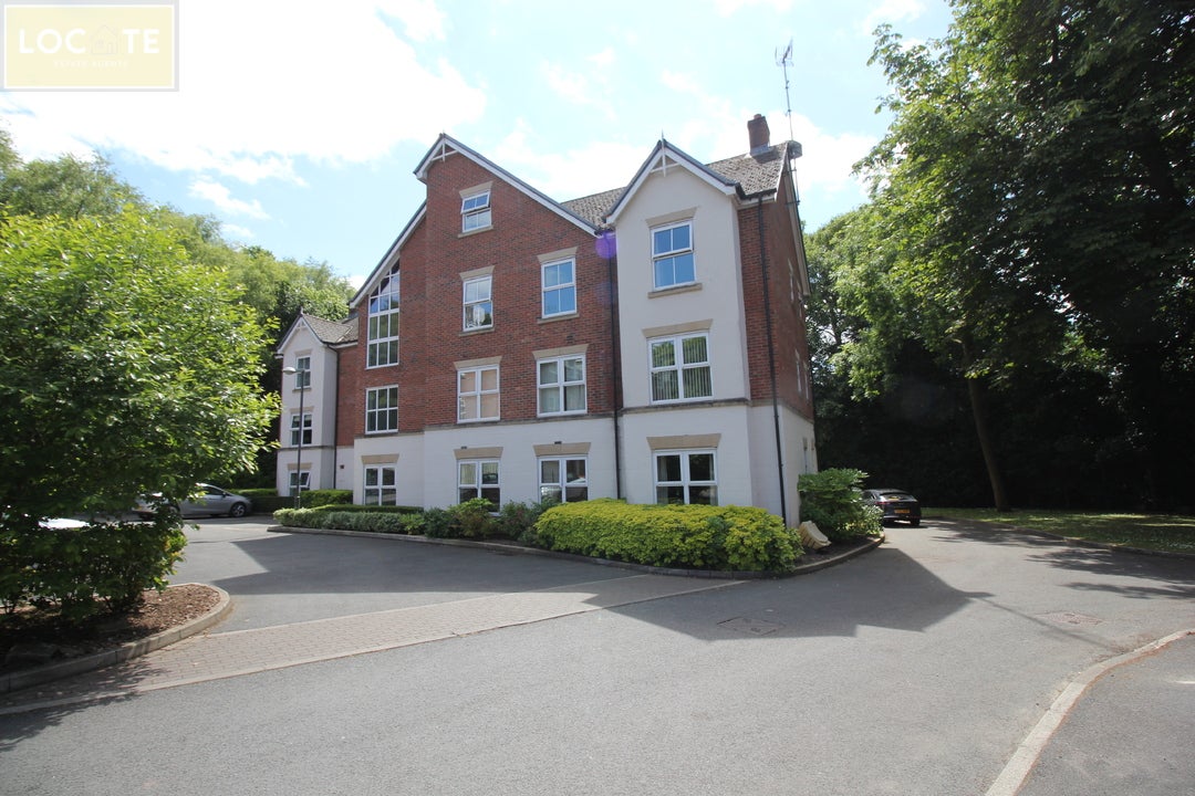 Flat Roe Green Loopline in Salford
