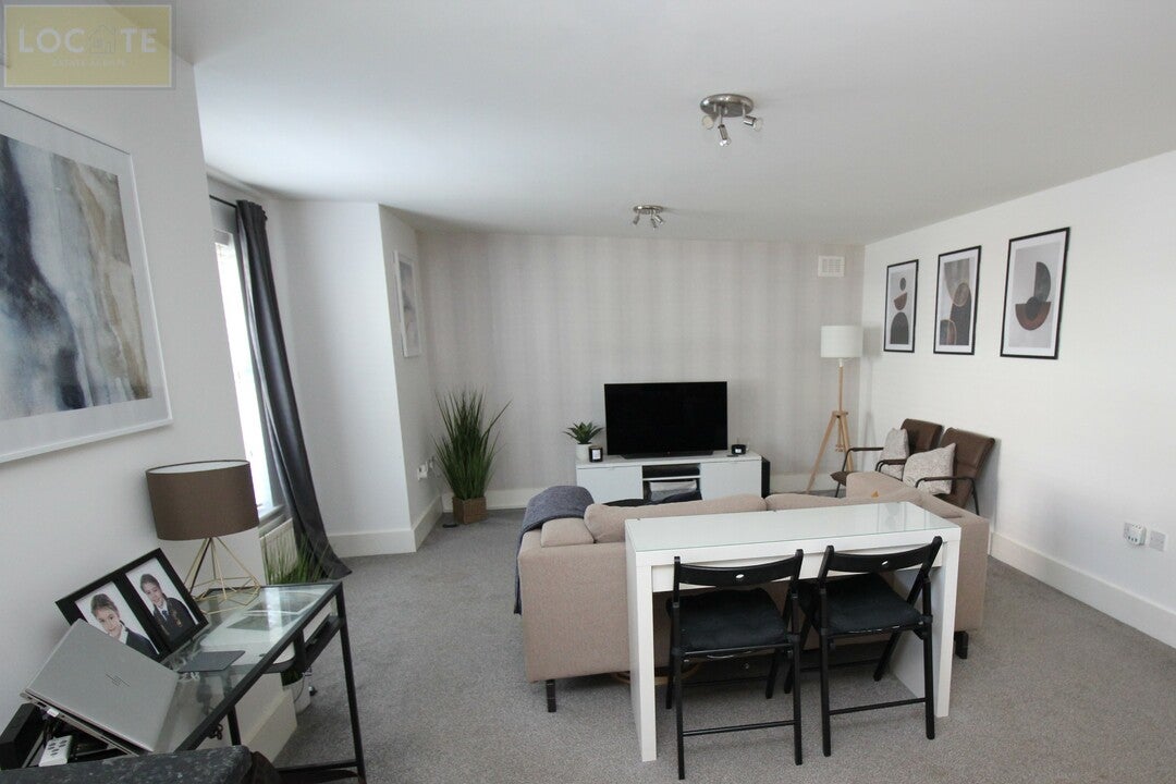 Flat Roe Green Loopline in Salford