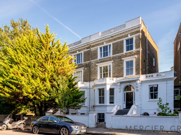 Flat Hilldrop Road in Greater London