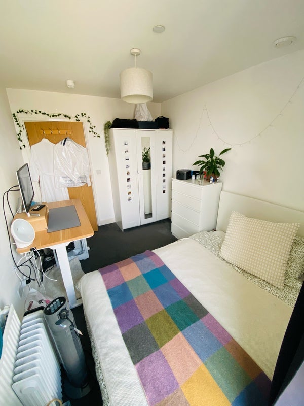 Room North Woolwich Road in Greater London