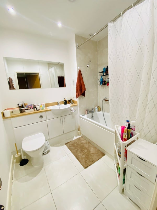 Room North Woolwich Road in Greater London