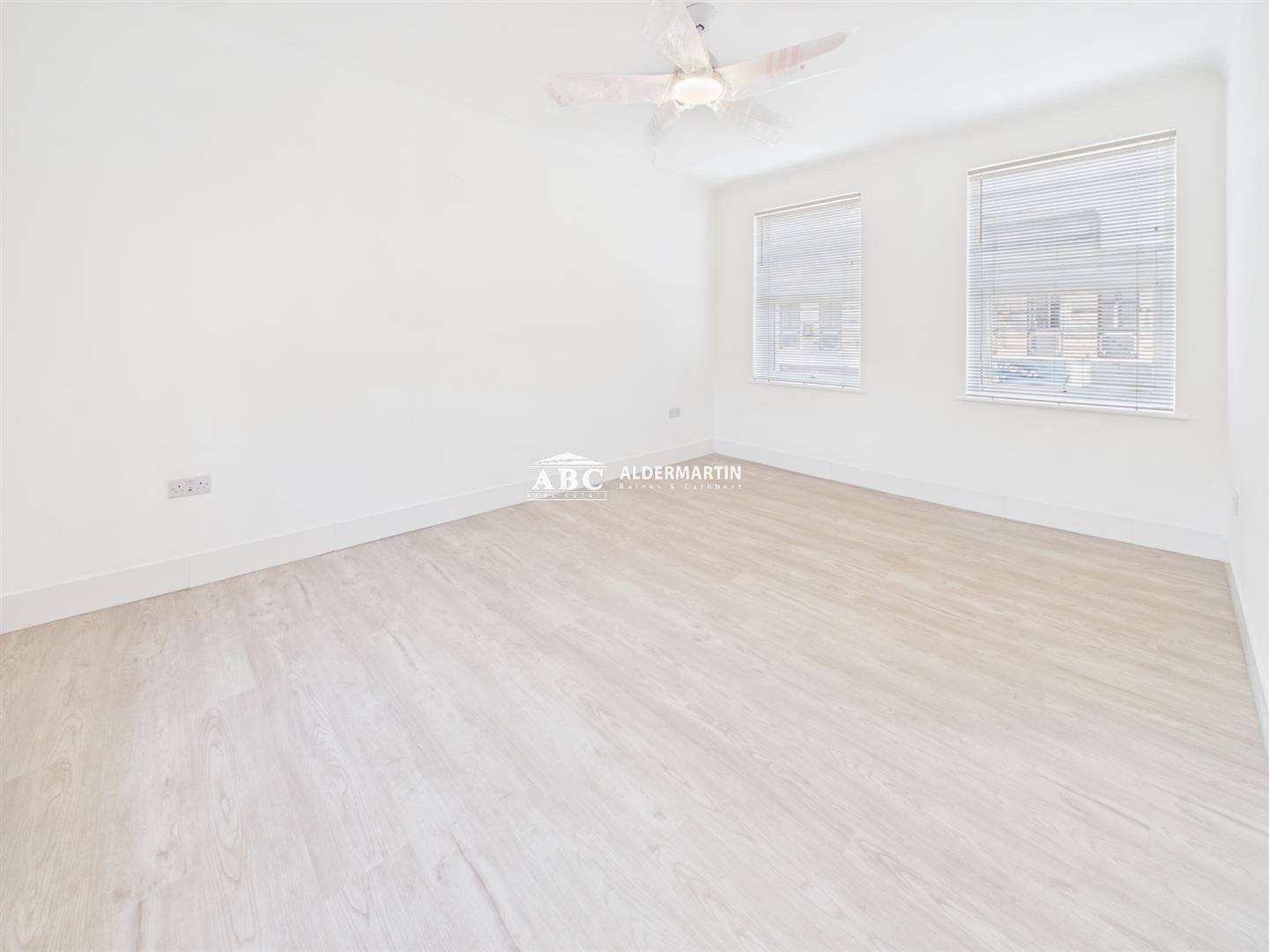 Flat Edgwarebury Lane in Greater London