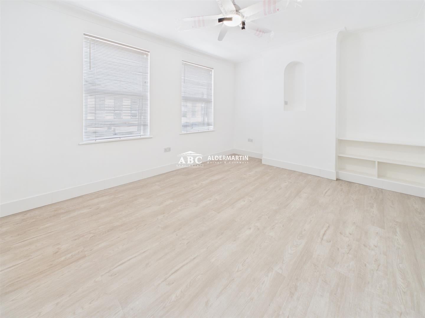Flat Edgwarebury Lane in Greater London