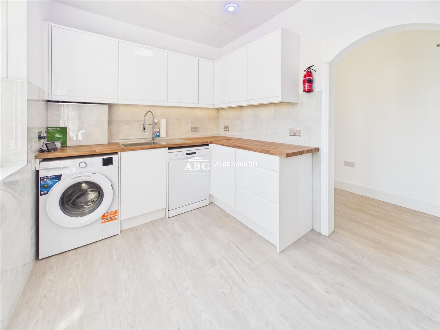 Flat Edgwarebury Lane in Greater London