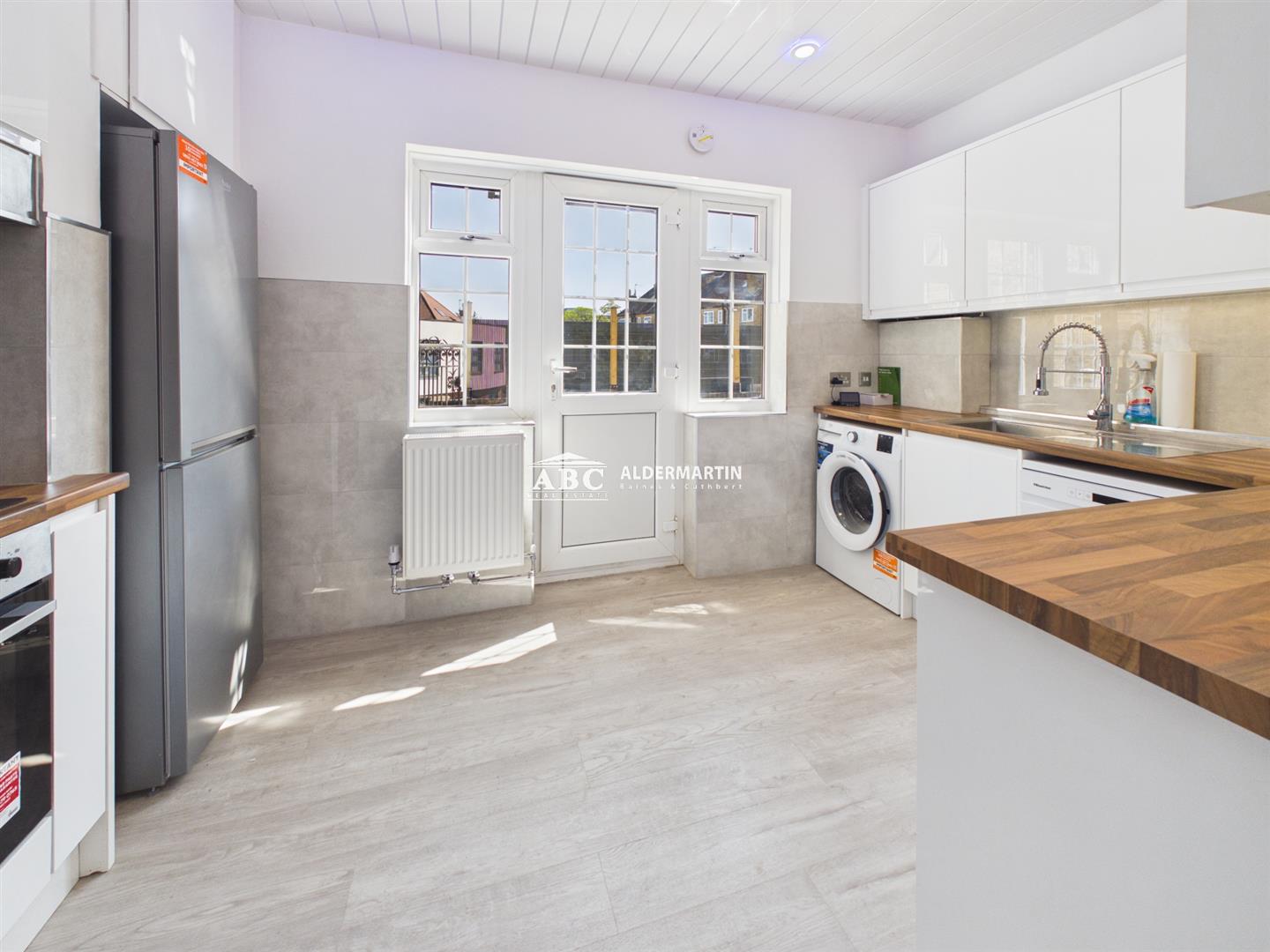 Flat Edgwarebury Lane in Greater London
