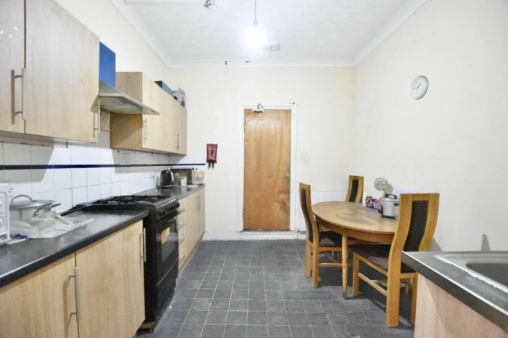 Room Burges Road in Greater London