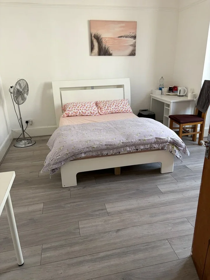 Room Burges Road in Greater London