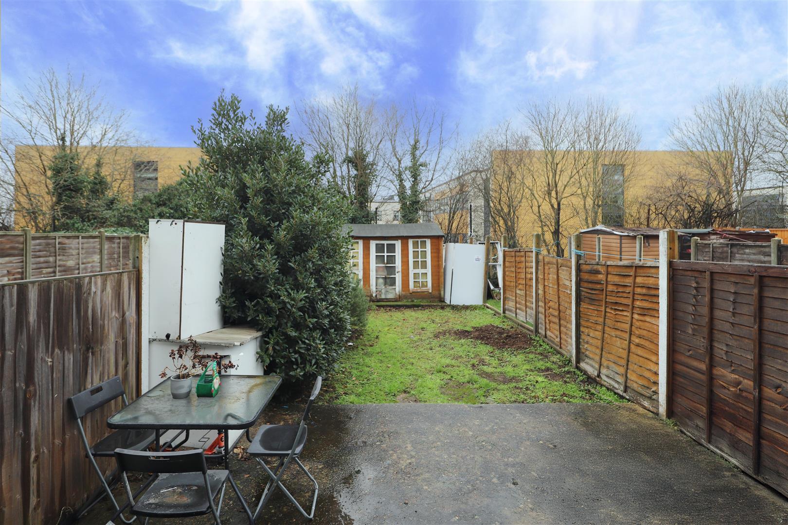 Flat Pinewood Avenue in Greater London