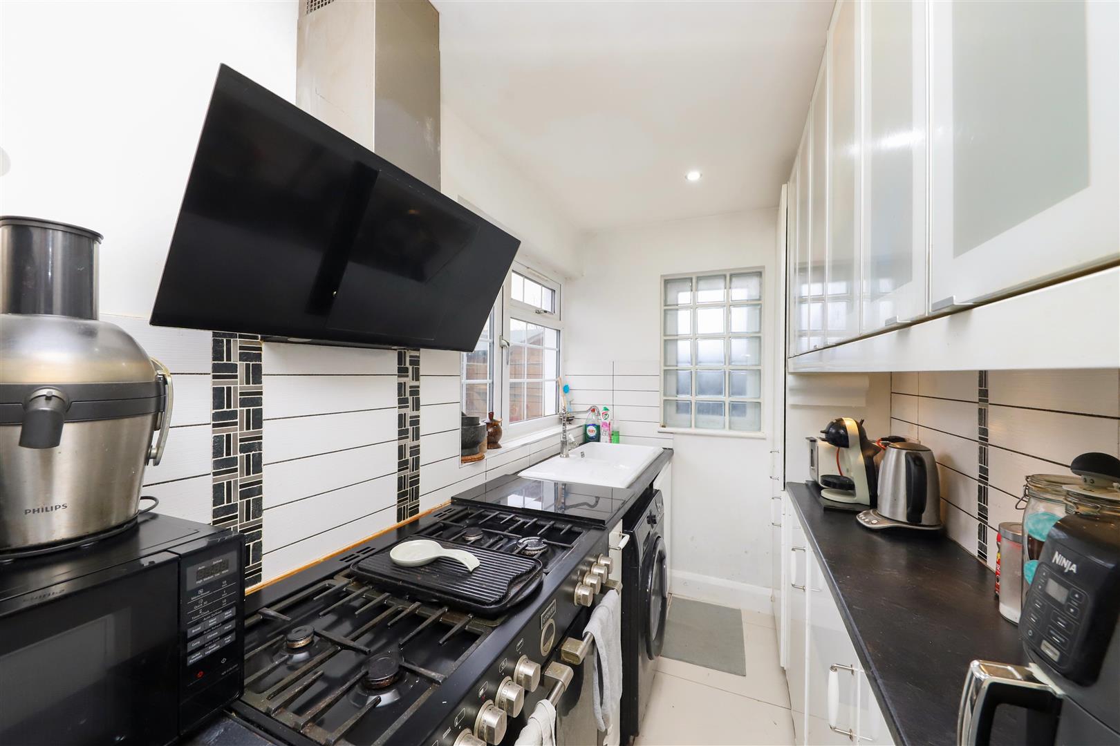 Flat Pinewood Avenue in Greater London