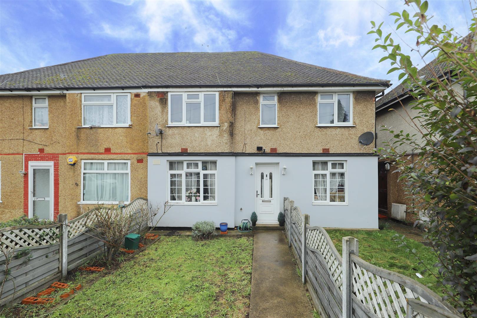 Flat Pinewood Avenue in Greater London