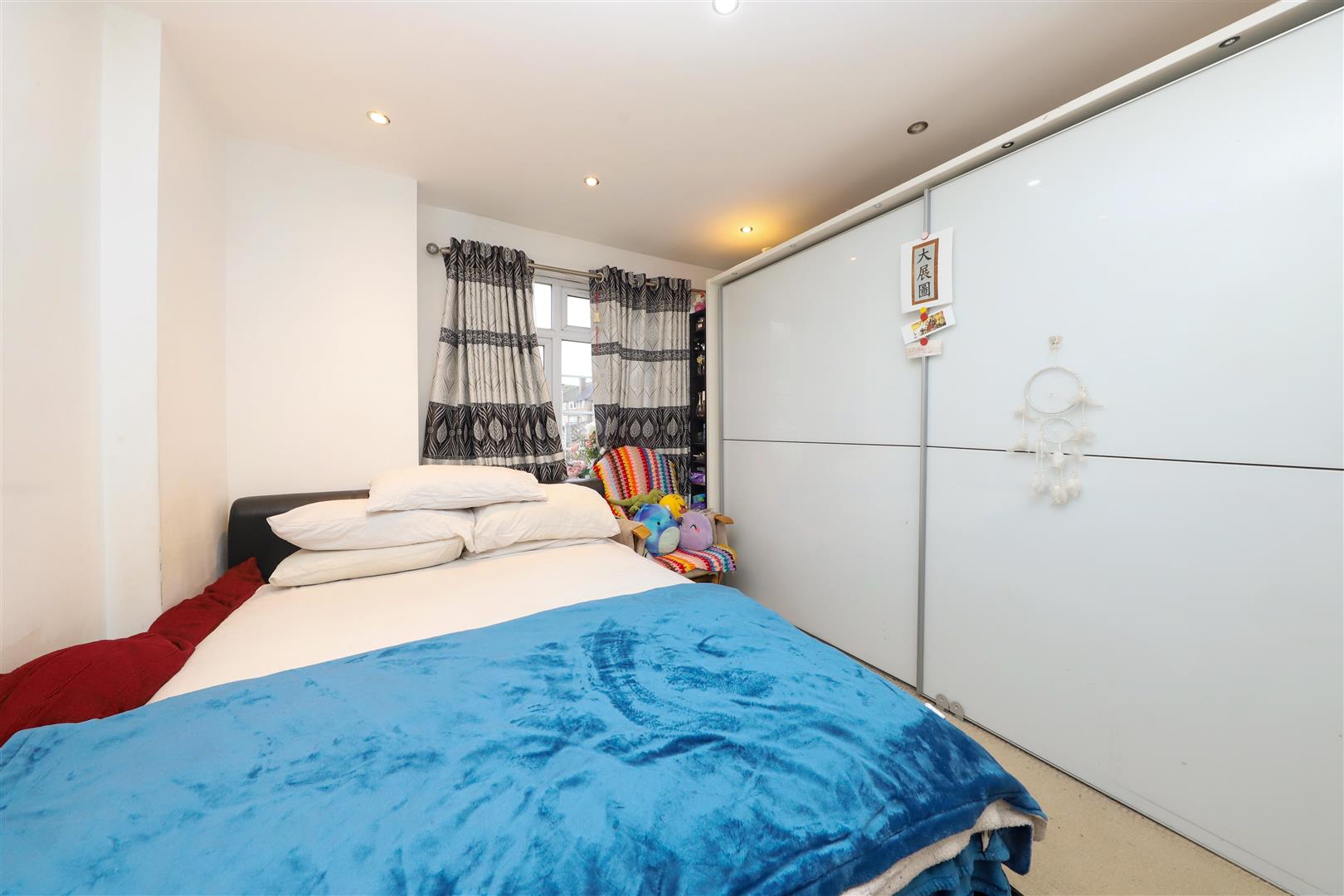 Flat Pinewood Avenue in Greater London