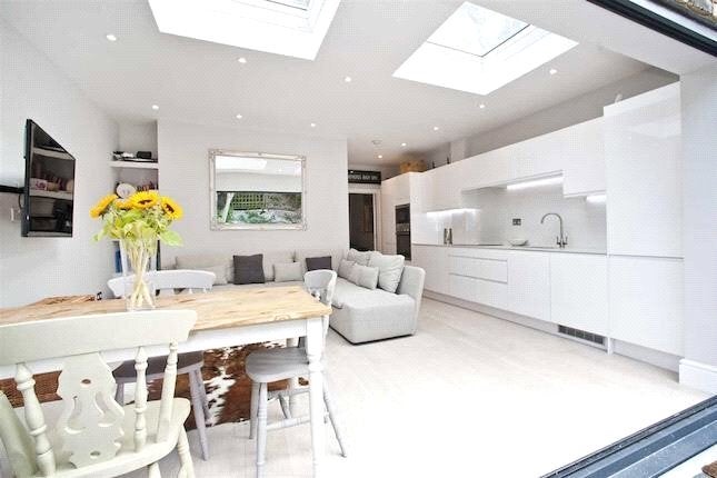 Flat Stanlake Road in Greater London