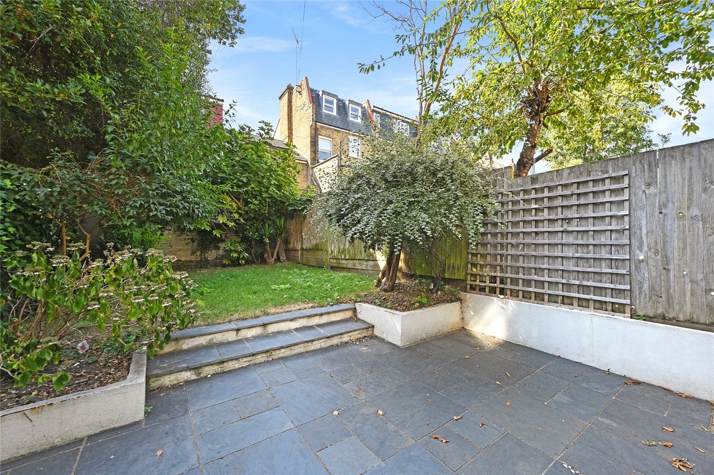 Flat Stanlake Road in Greater London