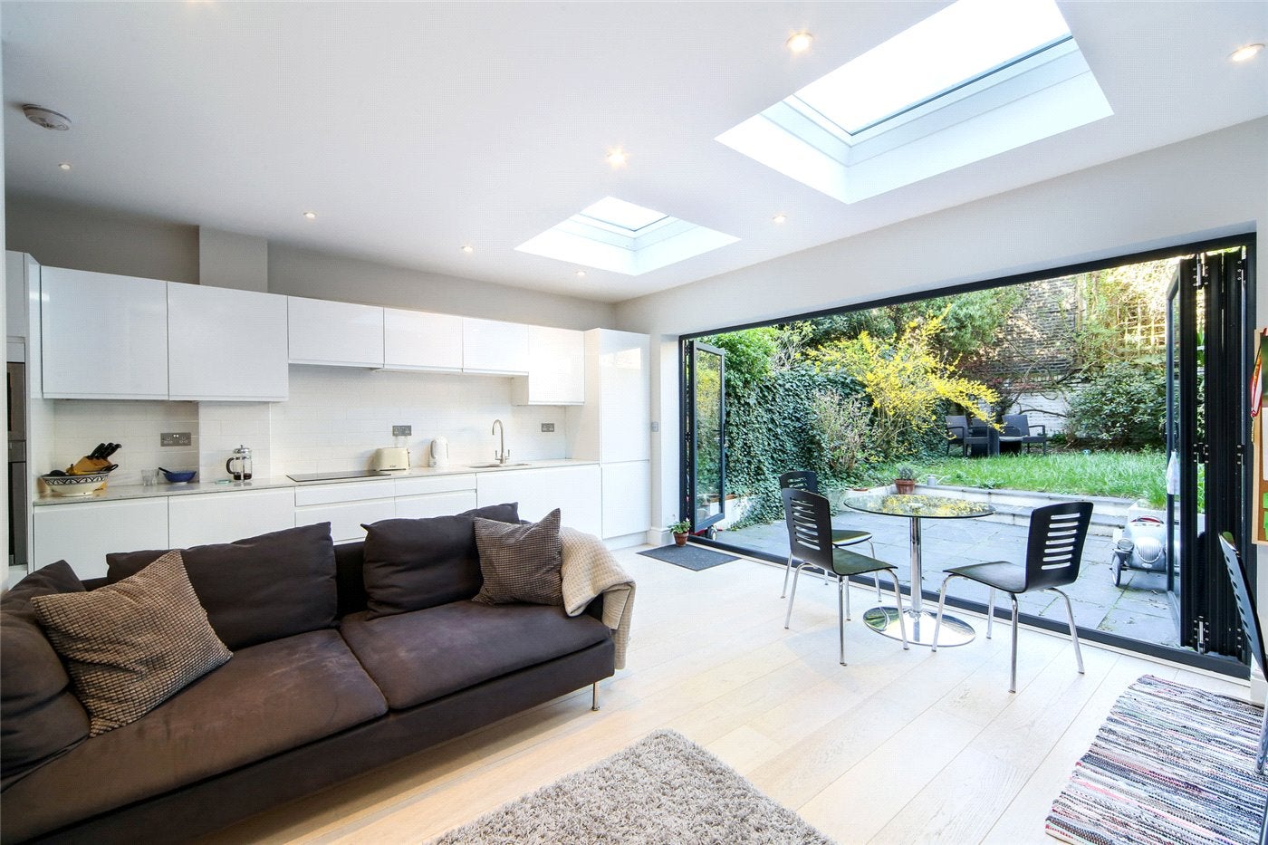 Flat Stanlake Road in Greater London