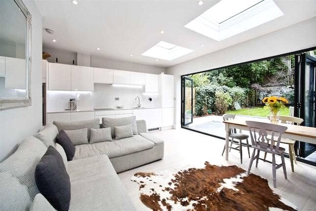 Flat Stanlake Road in Greater London