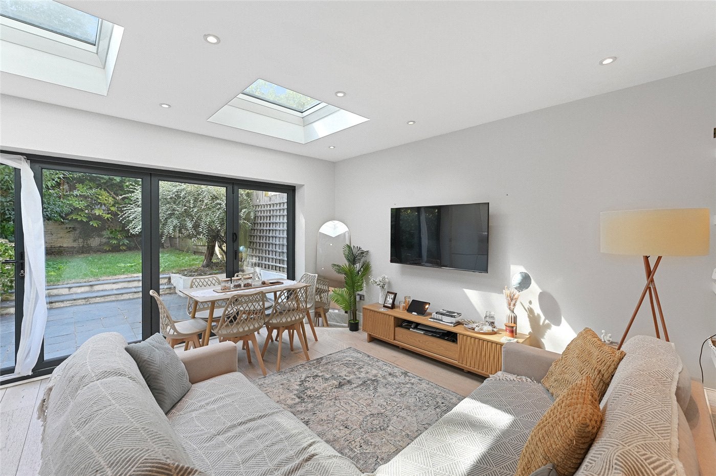Flat Stanlake Road in Greater London
