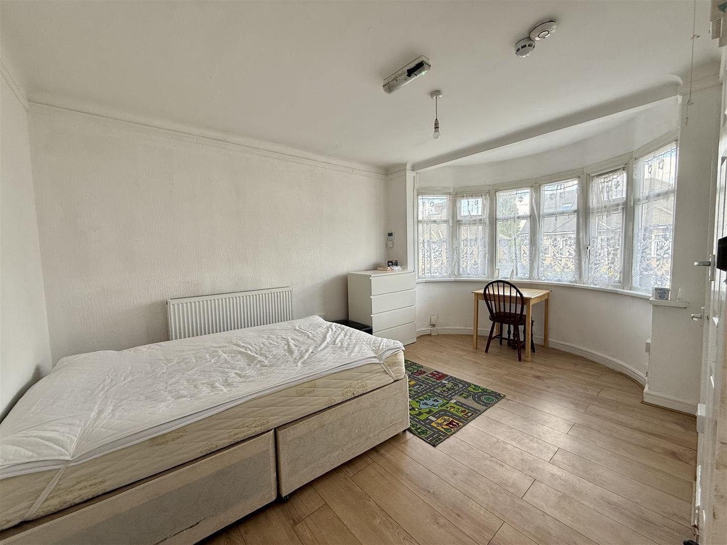 Flat Rugby Close in Greater London