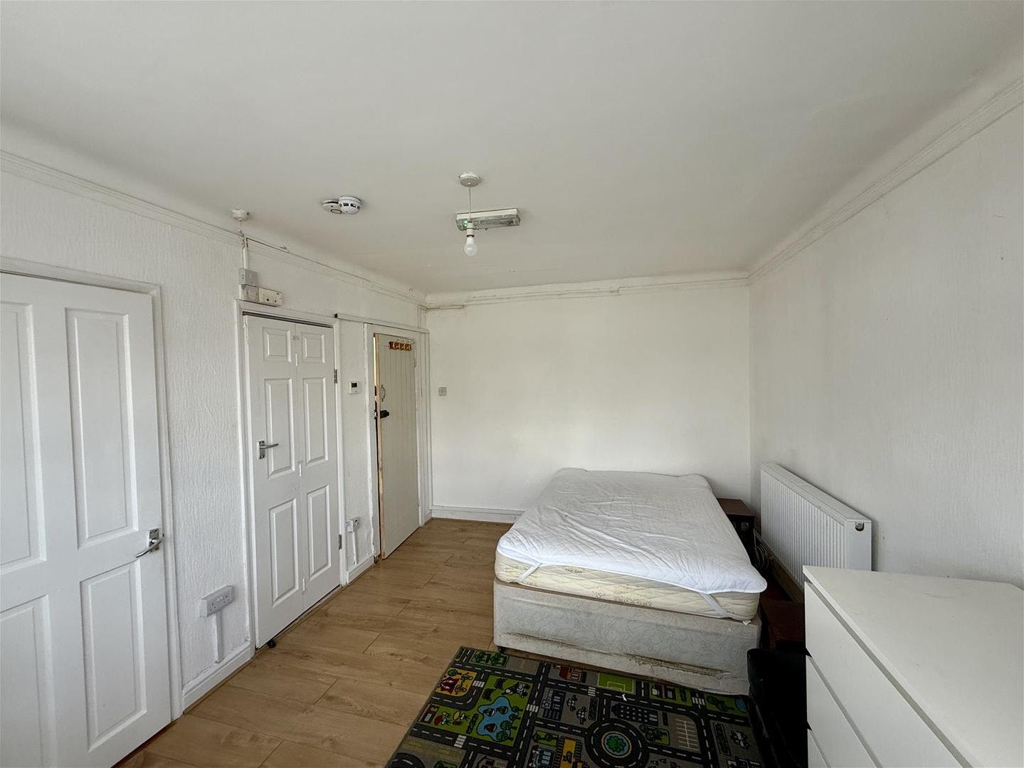 Flat Rugby Close in Greater London