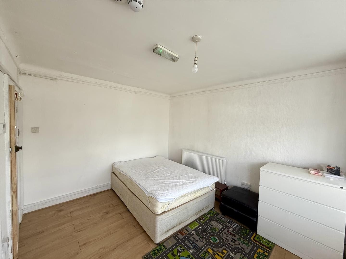 Flat Rugby Close in Greater London