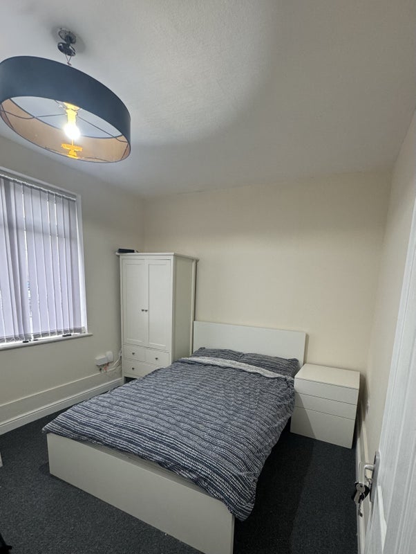 Room King's Road in Tameside