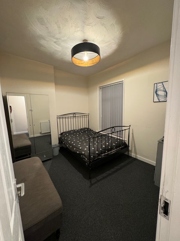 Room King's Road in Tameside